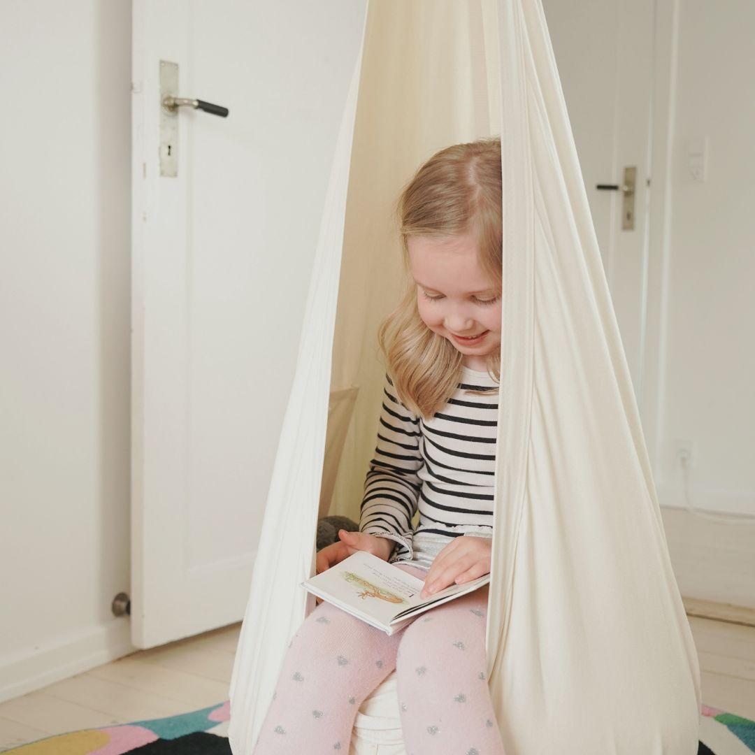 Softnest Copenhagen hængehule i beige bomuld hængende i børneværelse