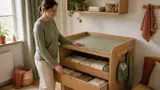Stabilt puslebord med høje kanter, skuffer og organiserede bleer